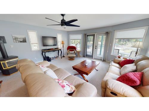 3001 Westside Road, Moyie, BC - Indoor Photo Showing Living Room