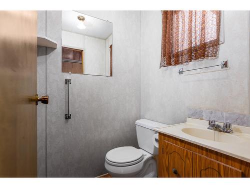 33 104Th Avenue, Kimberley, BC - Indoor Photo Showing Bathroom