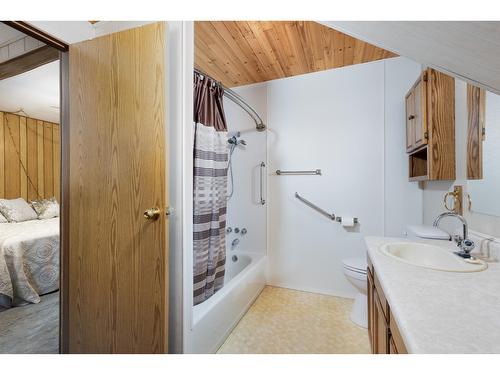 33 104Th Avenue, Kimberley, BC - Indoor Photo Showing Bathroom