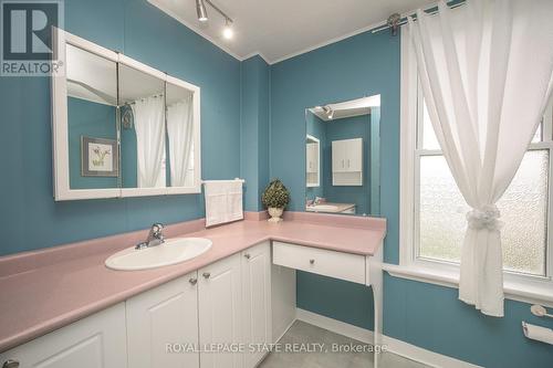 3142 Jerseyville Rd, Hamilton, ON - Indoor Photo Showing Bathroom