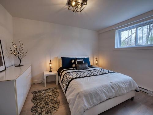 Bedroom - 15 Ch. Du Lac-Montaubois, Saint-Hippolyte, QC - Indoor Photo Showing Bedroom
