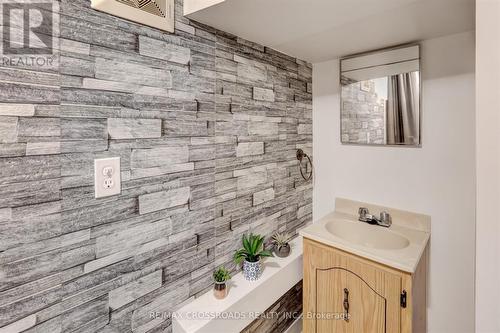 193 Tuxedo Ave S, Hamilton, ON - Indoor Photo Showing Bathroom