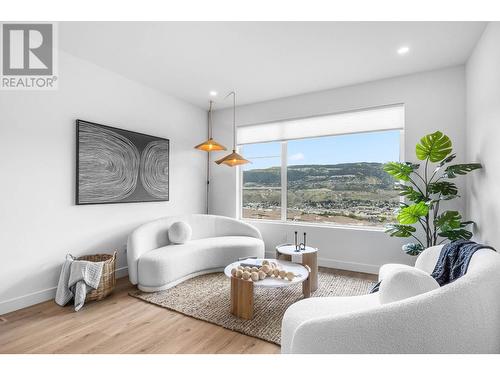 5014 Sun Rivers Drive, Kamloops, BC - Indoor Photo Showing Living Room