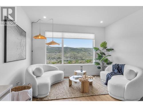 5014 Sun Rivers Drive, Kamloops, BC - Indoor Photo Showing Living Room