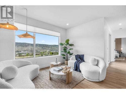 5014 Sun Rivers Drive, Kamloops, BC - Indoor Photo Showing Living Room