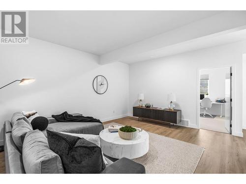 5014 Sun Rivers Drive, Kamloops, BC - Indoor Photo Showing Living Room