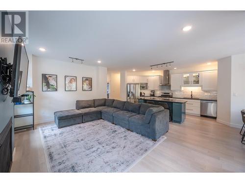 331 Forner Crescent, Keremeos, BC - Indoor Photo Showing Living Room