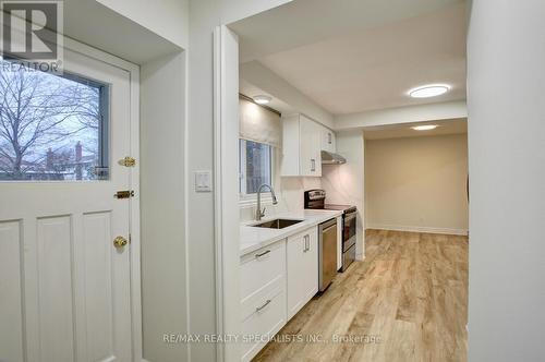 2420 Winthrop Crescent, Mississauga, ON - Indoor Photo Showing Kitchen