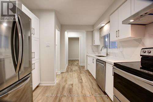 2420 Winthrop Cres, Mississauga, ON - Indoor Photo Showing Kitchen With Stainless Steel Kitchen