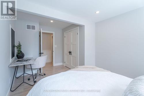 100 Rutledge Road, Mississauga, ON - Indoor Photo Showing Bedroom