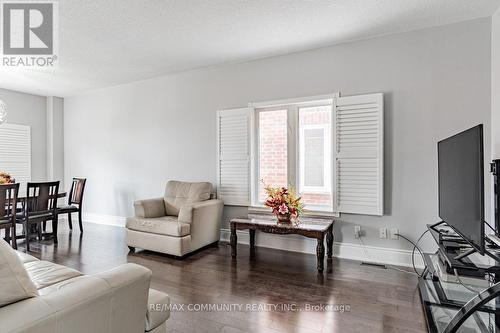 605 Matisse Pl, Mississauga, ON - Indoor Photo Showing Living Room