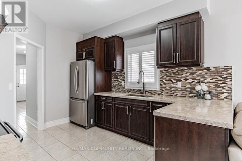 605 Matisse Pl, Mississauga, ON - Indoor Photo Showing Kitchen With Double Sink