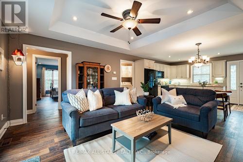 58 Asbury Park Court, Whitchurch-Stouffville, ON - Indoor Photo Showing Living Room