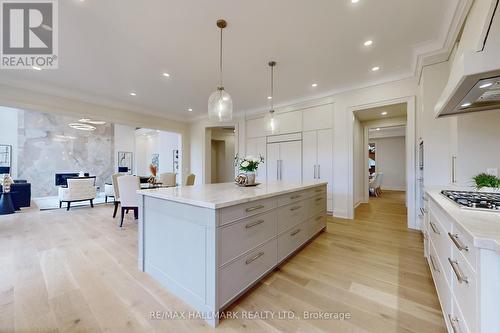 21 Calla Tr, Aurora, ON - Indoor Photo Showing Kitchen With Upgraded Kitchen