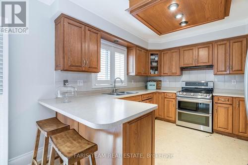 136 Park Dr, Whitchurch-Stouffville, ON - Indoor Photo Showing Kitchen With Double Sink