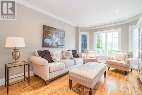 136 Park Dr, Whitchurch-Stouffville, ON - Indoor Photo Showing Living Room