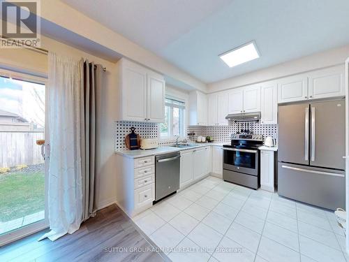 39 Bedford Estates Cres, Barrie, ON - Indoor Photo Showing Kitchen