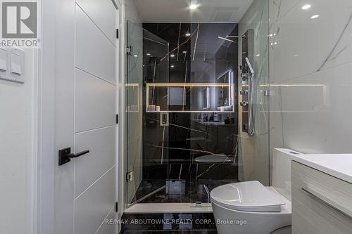 3411 Enniskillen Circle, Mississauga, ON - Indoor Photo Showing Bathroom