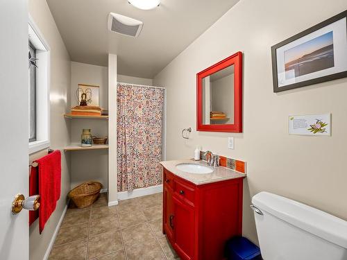 4982 Childs Rd, Courtenay, BC - Indoor Photo Showing Bathroom