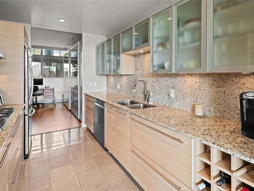 214-68 Songhees Rd, Victoria, BC - Indoor Photo Showing Kitchen With Double Sink With Upgraded Kitchen