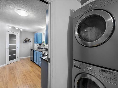 597 Karls Way, French Creek, BC - Indoor Photo Showing Laundry Room