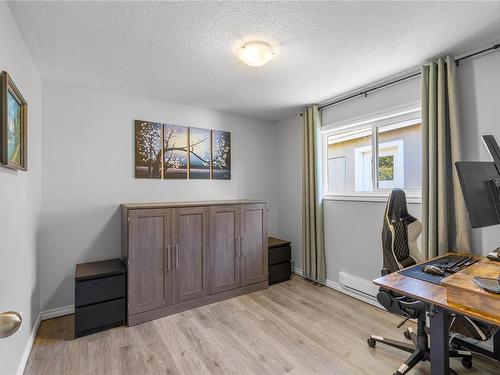 597 Karls Way, French Creek, BC - Indoor Photo Showing Office