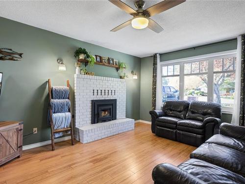 597 Karls Way, French Creek, BC - Indoor Photo Showing Living Room With Fireplace