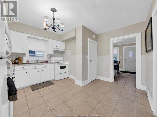 1339 Benjamin Avenue, Windsor, ON - Indoor Photo Showing Kitchen