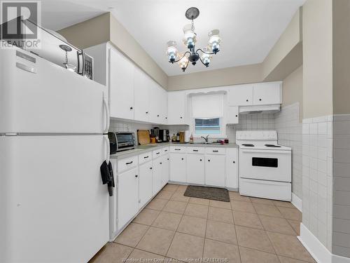 1339 Benjamin Avenue, Windsor, ON - Indoor Photo Showing Kitchen