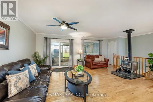6 Hallett Crescent, Kawartha Lakes, ON - Indoor Photo Showing Living Room