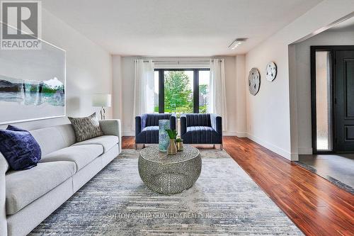 18 Karendale Cres, Hamilton, ON - Indoor Photo Showing Living Room