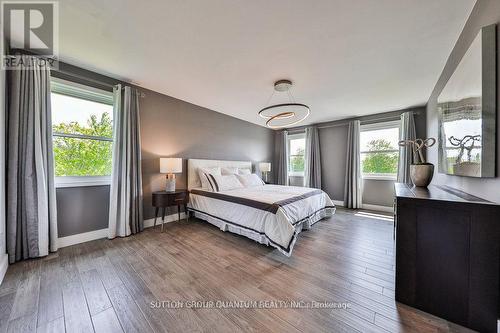 18 Karendale Cres, Hamilton, ON - Indoor Photo Showing Bedroom