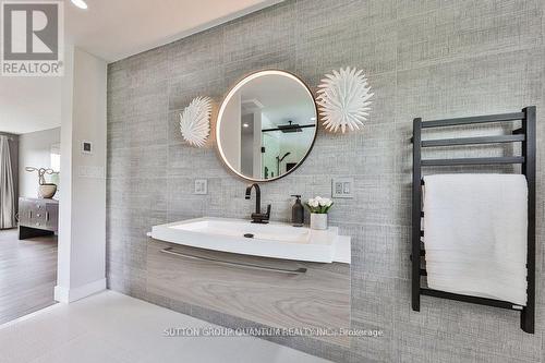 18 Karendale Cres, Hamilton, ON - Indoor Photo Showing Bathroom