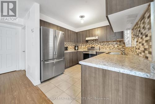 61 - 200 Veterans Drive, Brampton, ON - Indoor Photo Showing Kitchen With Upgraded Kitchen