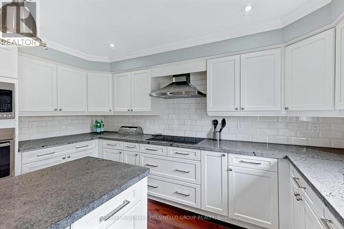 54 Charing Cres, Aurora, ON - Indoor Photo Showing Kitchen With Upgraded Kitchen