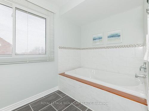 649 Weyburn Sq, Pickering, ON - Indoor Photo Showing Bathroom