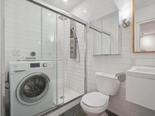 Bathroom - 6387 Boul. St-Laurent, Montréal (Rosemont/La Petite-Patrie), QC - Indoor Photo Showing Laundry Room