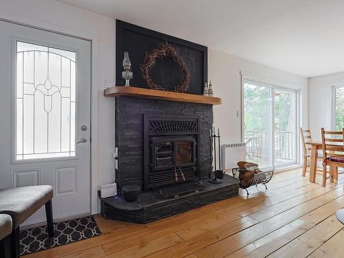 Living room - 712 Ch. Du Lac-Sylvère, Saint-Donat, QC - Indoor Photo Showing Living Room With Fireplace