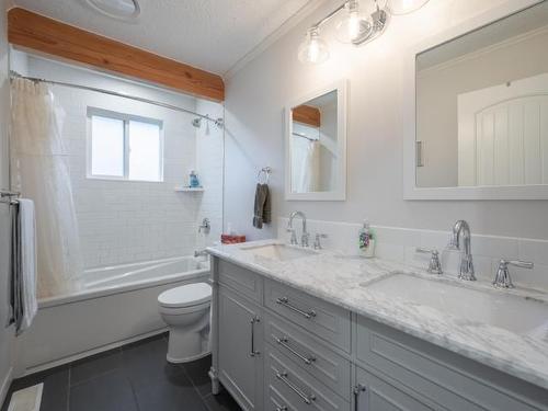 4875 Kathleen Place, Kamloops, BC - Indoor Photo Showing Bathroom