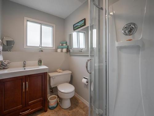 4875 Kathleen Place, Kamloops, BC - Indoor Photo Showing Bathroom
