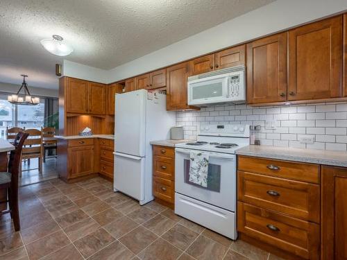 4875 Kathleen Place, Kamloops, BC - Indoor Photo Showing Kitchen