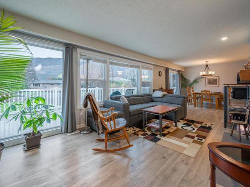 4875 Kathleen Place, Kamloops, BC - Indoor Photo Showing Living Room