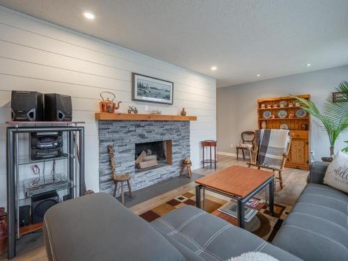 4875 Kathleen Place, Kamloops, BC - Indoor Photo Showing Living Room With Fireplace