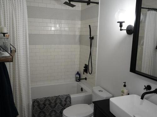 1004 Selkirk Ave, Kamloops, BC - Indoor Photo Showing Bathroom