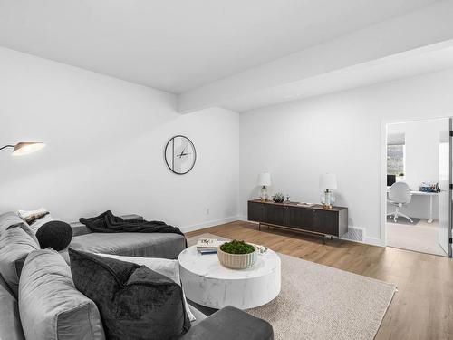 5014 Sun Rivers Drive, Kamloops, BC - Indoor Photo Showing Living Room