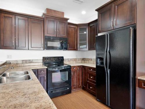 23-2046 Robson Place, Kamloops, BC - Indoor Photo Showing Kitchen With Double Sink