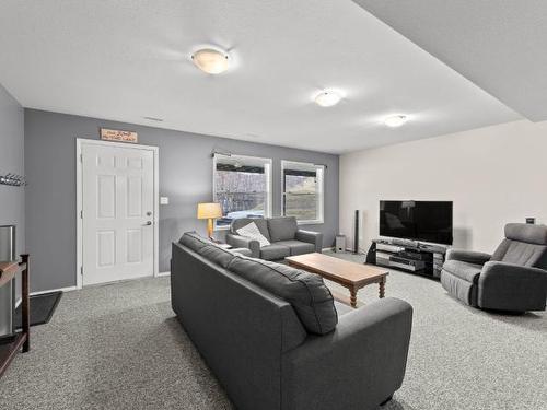 1050 Arbutus Place, Chase, BC - Indoor Photo Showing Living Room