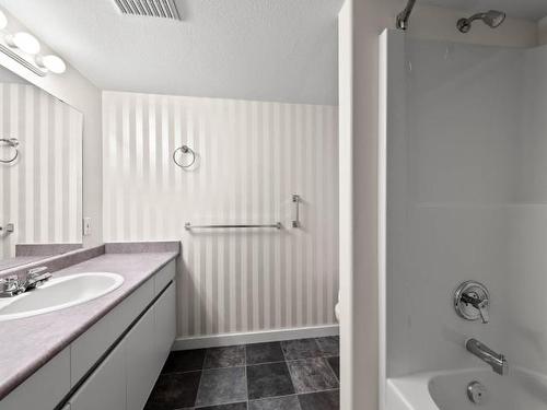 1050 Arbutus Place, Chase, BC - Indoor Photo Showing Bathroom