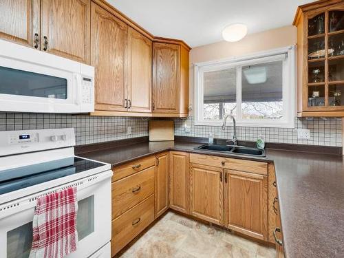 1070 Southill Street, Kamloops, BC - Indoor Photo Showing Kitchen With Double Sink