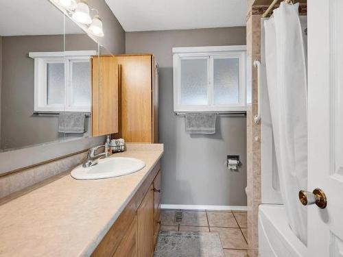 1070 Southill Street, Kamloops, BC - Indoor Photo Showing Bathroom